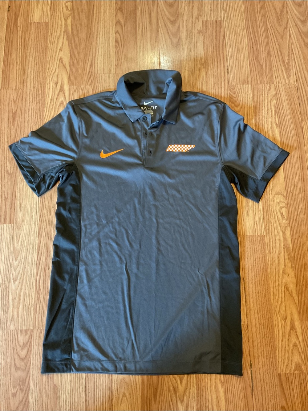 New:Nike Tenn.Vols Men’s Dri-FIT Grey Polo Sz.S. Checkered logo
